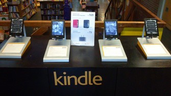 Livraria da Vila, em São Paulo, exibe Kindle em vitrine para o leitor digital (Foto: Divulgação/Livraria da Vila)
