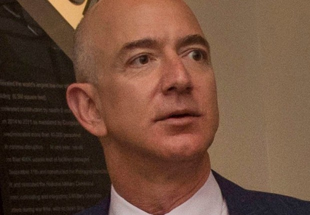 Jeff Bezos, fundador da Amazon, está entre os 10 americanos mais ricos (Foto: DoD photo by Senior Master Sgt. Adrian Cadiz (Released)/Wikimedia Commons)