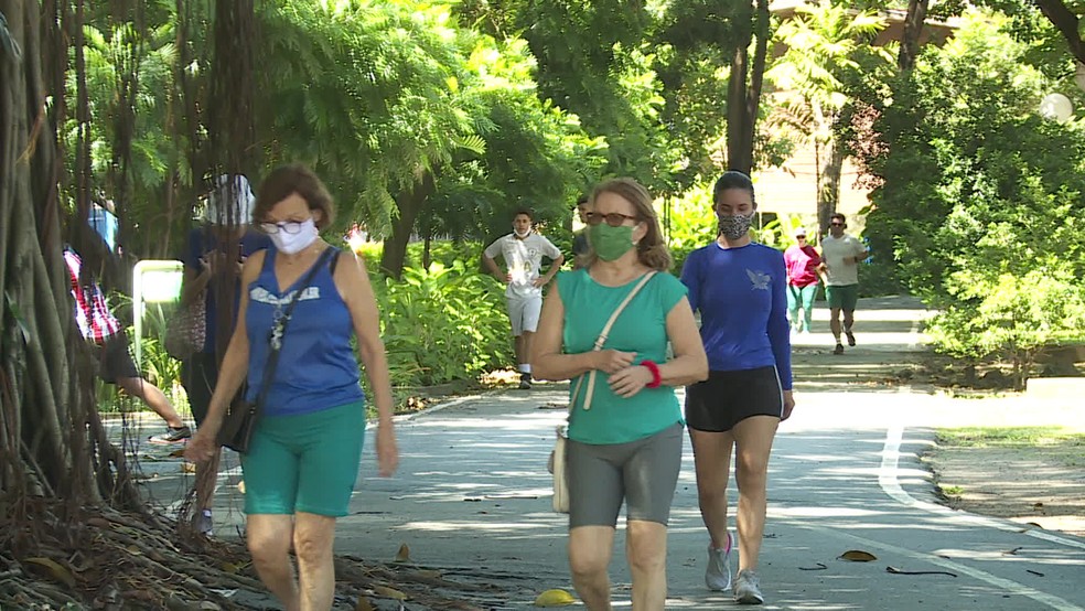 População faz caminhada no Parque da Jaqueira, na Zona Norte do Recife, durante pandemia da Covid-19 — Foto: Reprodução/TV Globo