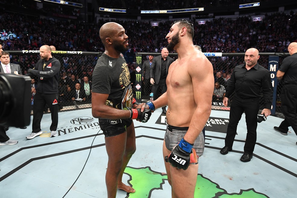 Jon Jones e Dominick Reyes se cumprimentam após o UFC 247 — Foto: Getty Images