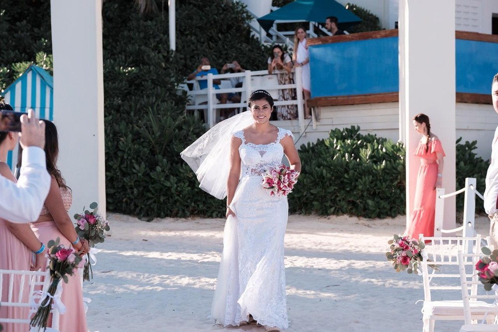 Na segunda cerimônia, ela usou vestido de noiva branco — Foto: Gabriel Bandeira/ Divulgação