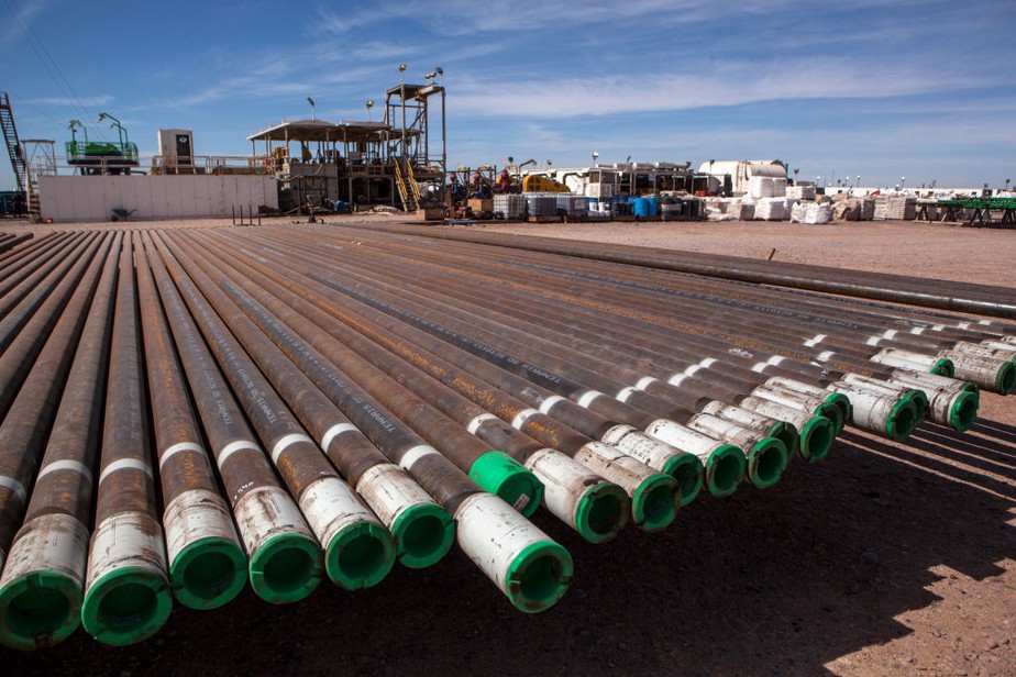 Tubos de aço para extração de óleo de xisto e gás de xisto produzidos pelo conglomerado argentino Techint, que fabrica tubos de aço em uma plataforma de perfuração na área de Loma Campana, na bacia de Neuquen, em Vaca Muerta