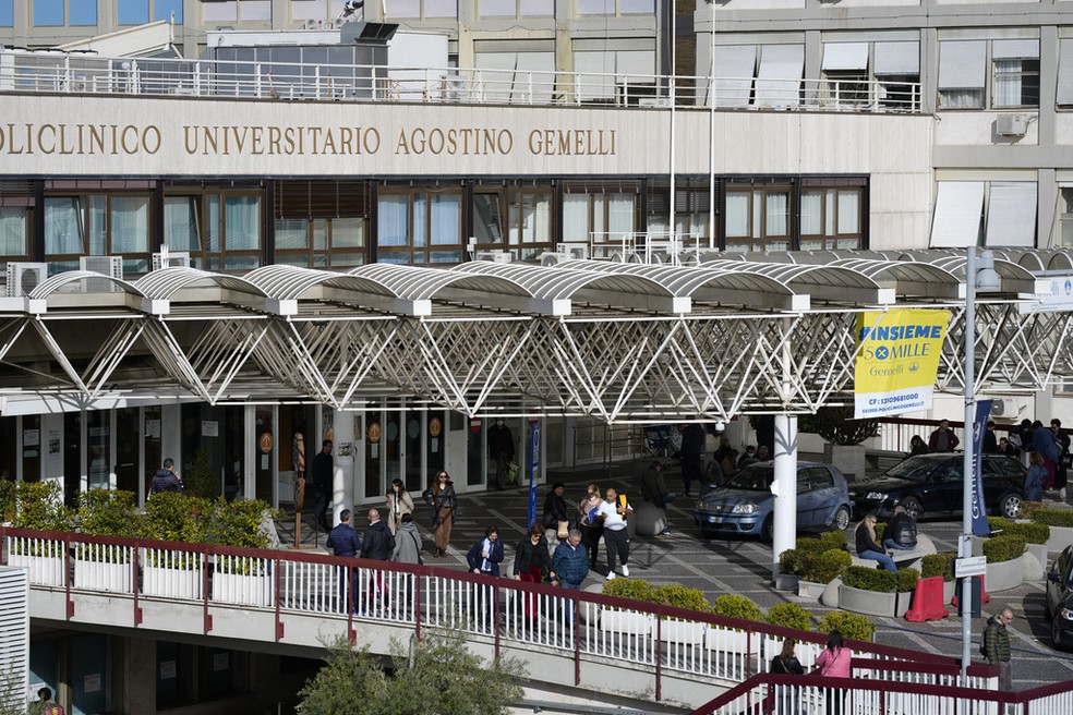 Hospital Agostino Gemelli, em Roma, na Itália, para onde papa Francisco foi levado com infecção respiratória, em 29 de março de 2023.  — Foto: Andrew Medichini/ AP 