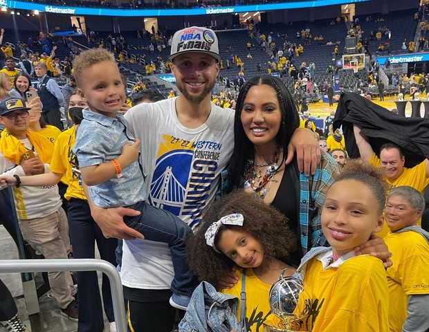 Curry com a esposa e os três filhos (Foto: Reprodução/Instagram)