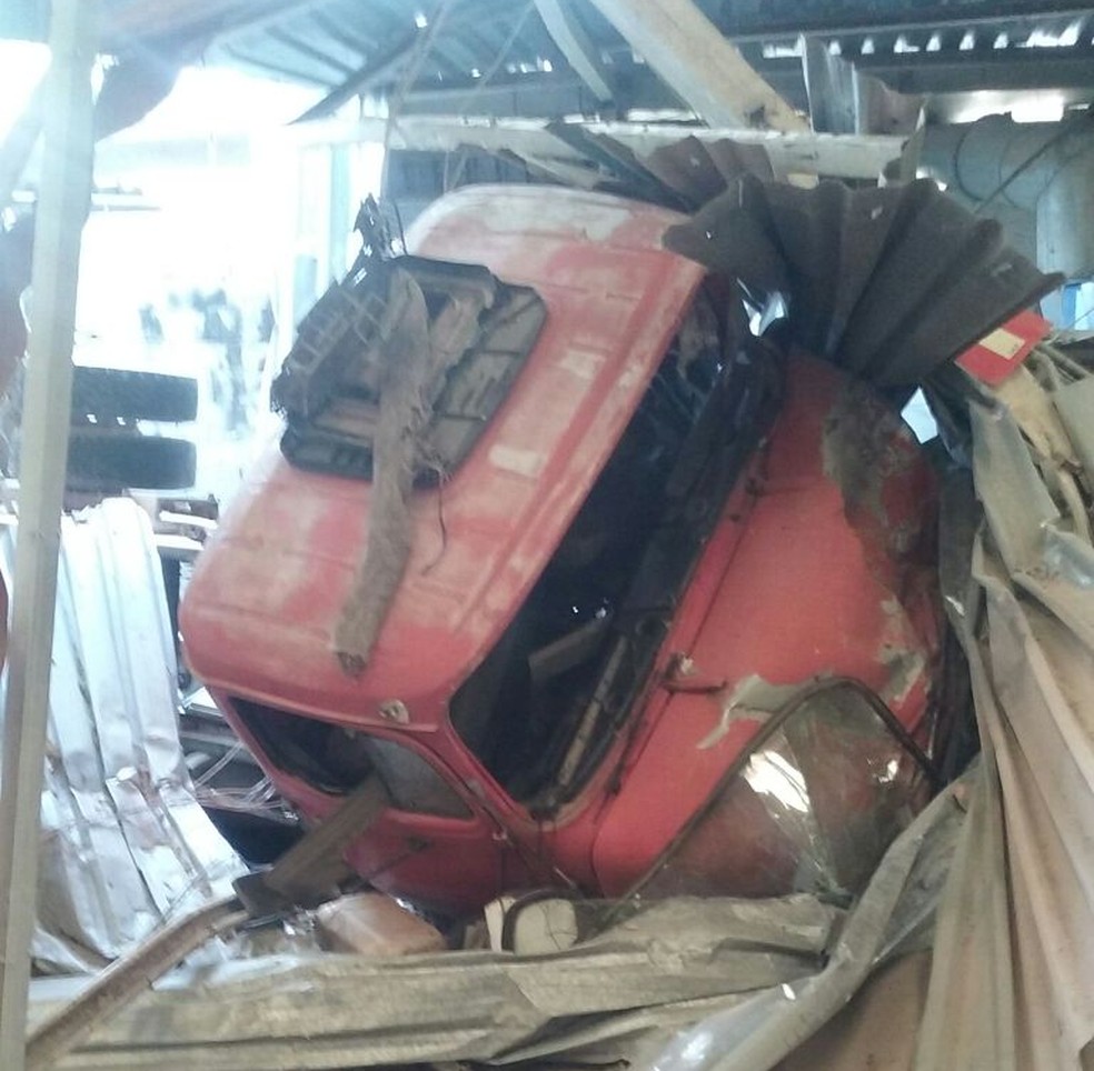 Caminhão invade fábrica de móveis e condutor fica ferido 