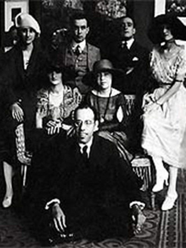 Mário de Andrade (sentado), Anita Malfatti (sentada, ao centro) e Zina Aita (à esquerda de Anita) em São Paulo em 1922 (Foto: Domínio Público)