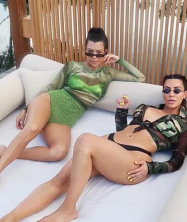 Kourtney e Kim Kardashian sempre usando tendências, até em dia na piscina (Foto: Reprodução/Instagram)