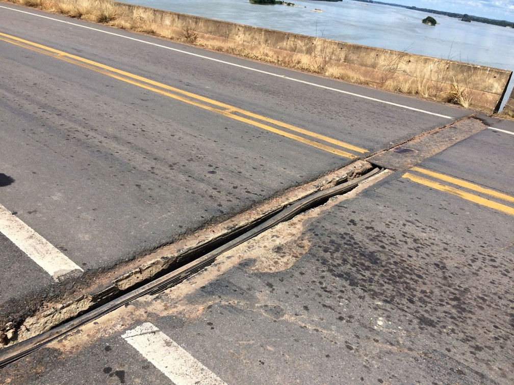 Abertura de 30 centímetros assusta condutores que passam pela ponte em Caracaraí (Foto: Alan Chaves/G1 RR)