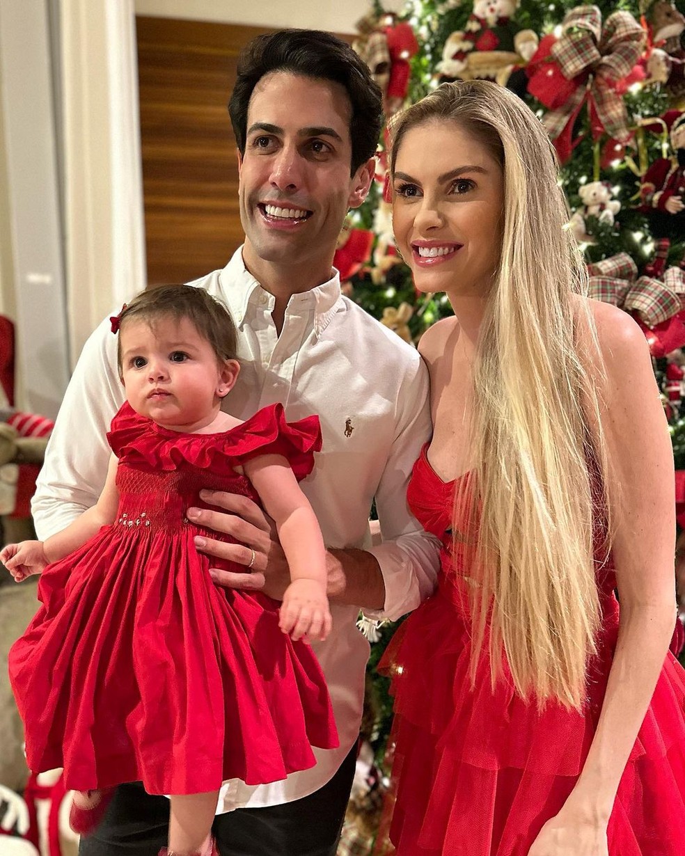 Barbara Evans e Gustavo Theodoro com Ayla  Foto: Reproduo/Instagram
