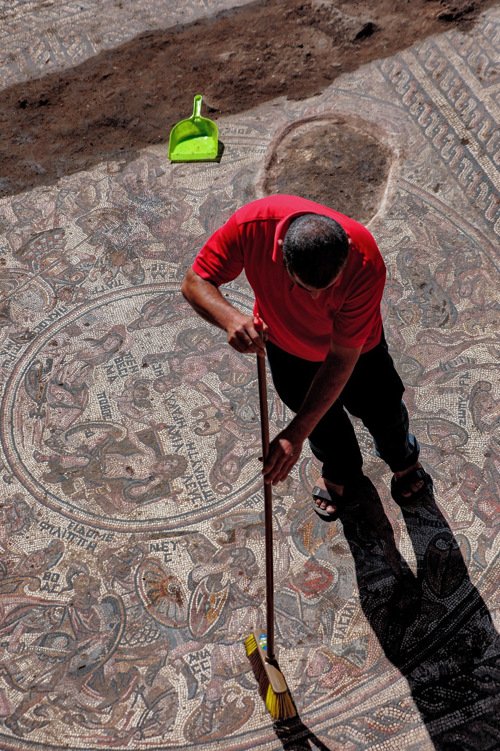 Enorme mosaico da era romana foi descoberto em Rastan, na Síria — Foto: Louai Beshara/AFP
