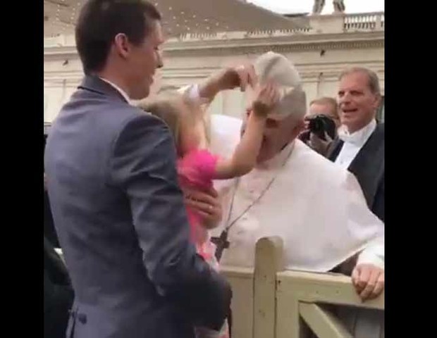A pequena pegou o chapéu do Papa (Foto: Reprodução/ Twitter)