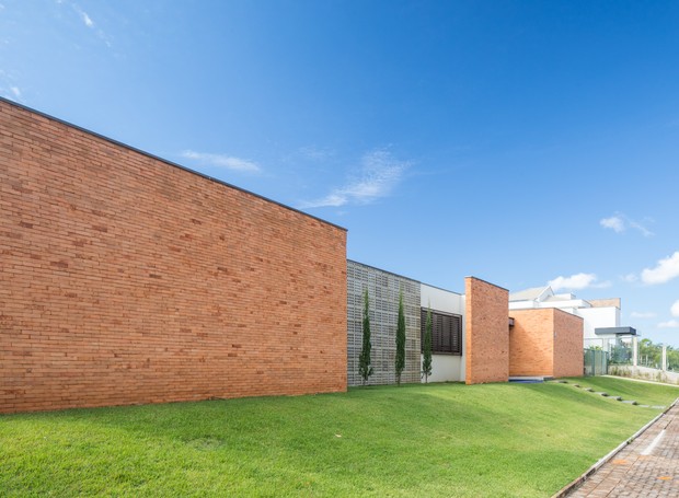 A fachada da casa tem tijolos aparentes e cobogós de concreto da Block Beton. A ideia é mesclar a arquitetura contemporânea com elementos da arquitetura vernacular (Foto: Haruo Mikami)