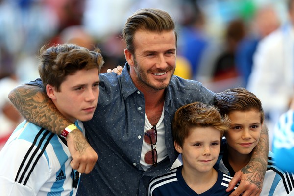 David Beckham e o filho Brooklyn (primeiro à esquerda) se envolveram em acidente de carro no sábado, 29 de novembro (Foto: Getty Images)