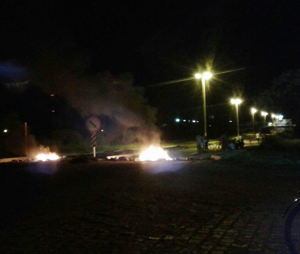Segundo a PolÃ­cia RodoviÃ¡ria Federal, dupla ateou fogo em pneus em um trecho da BR-110, em Upanema, e ainda jogou pedras em caminhÃµes (Foto: Renato Medeiros)