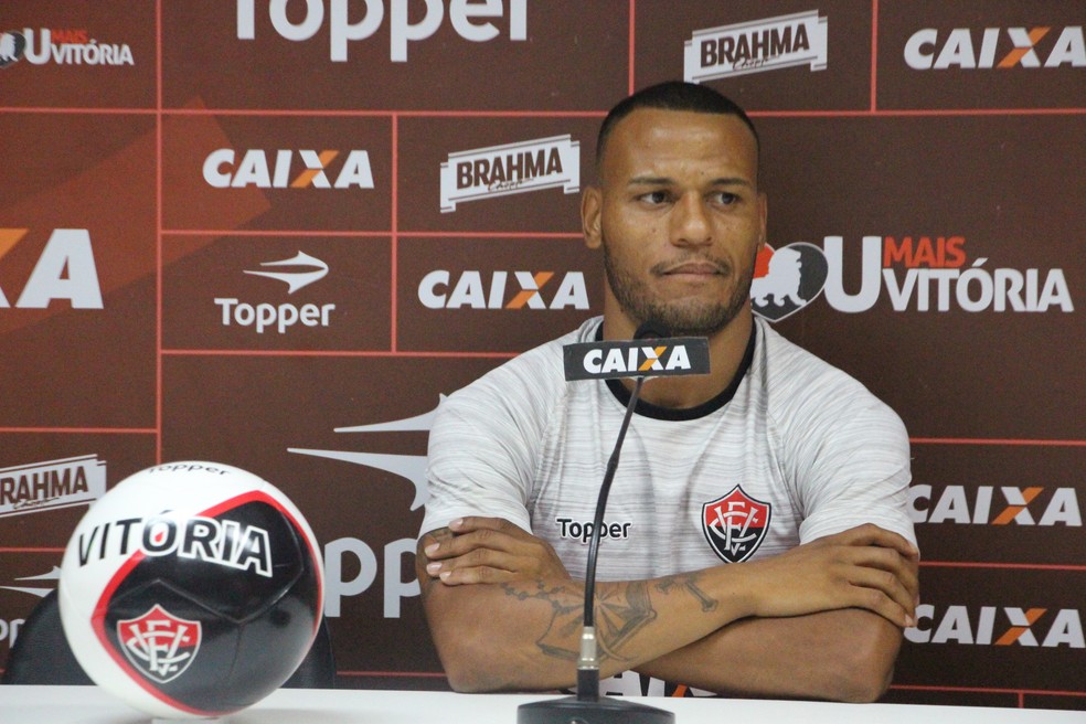Lateral diz que soube que seria titular contra o Palmeiras momentos antes do jogo (Foto: Maurícia da Mata / Divulgação / EC Vitória)
