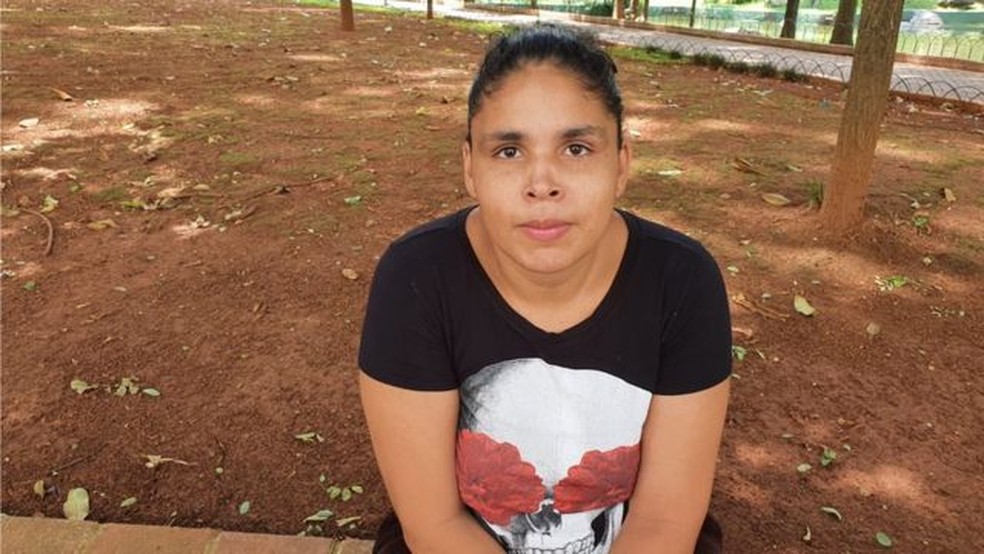 'Esse auxílio ajudou bastante', diz Jaqueline, que atualmente mora com marido e filha em um hotel social da prefeitura — Foto: Thais Carrança/BBC Brasil