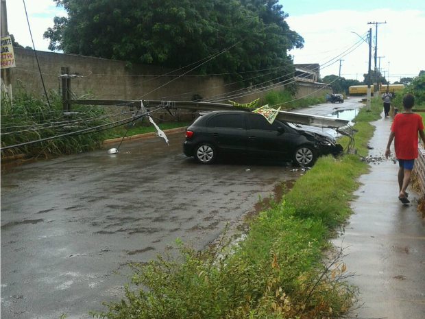 Poste caiu em cima de carro em bairro de Cuiabá (Foto: Cláudia Estral de Almeida/ Arquivo pessoal)