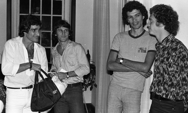 Carpegiani, Zico, Sócrates e Falcão durante apresentação da seleção, em 1979
