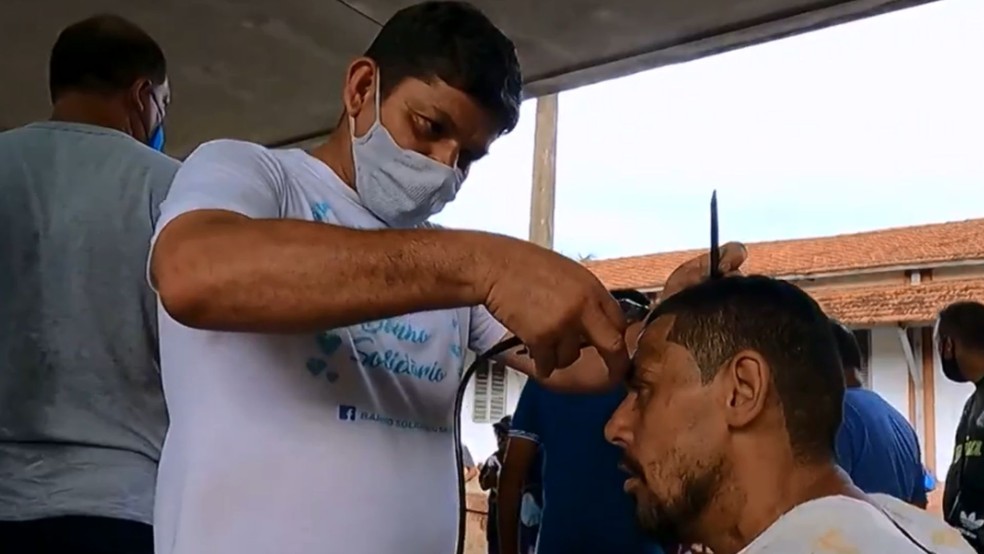 ‘Banho Voluntário’ ajuda na higiene pessoal da população de rua de Bauru  — Foto: Jornal Nacional /Reprodução