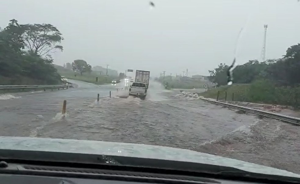 Trechos da Rodovia Raposo Tavares ficaram alagados durante a tempestade que atingiu Assis — Foto: Cristiane Weffort / Arquivo pessoal 