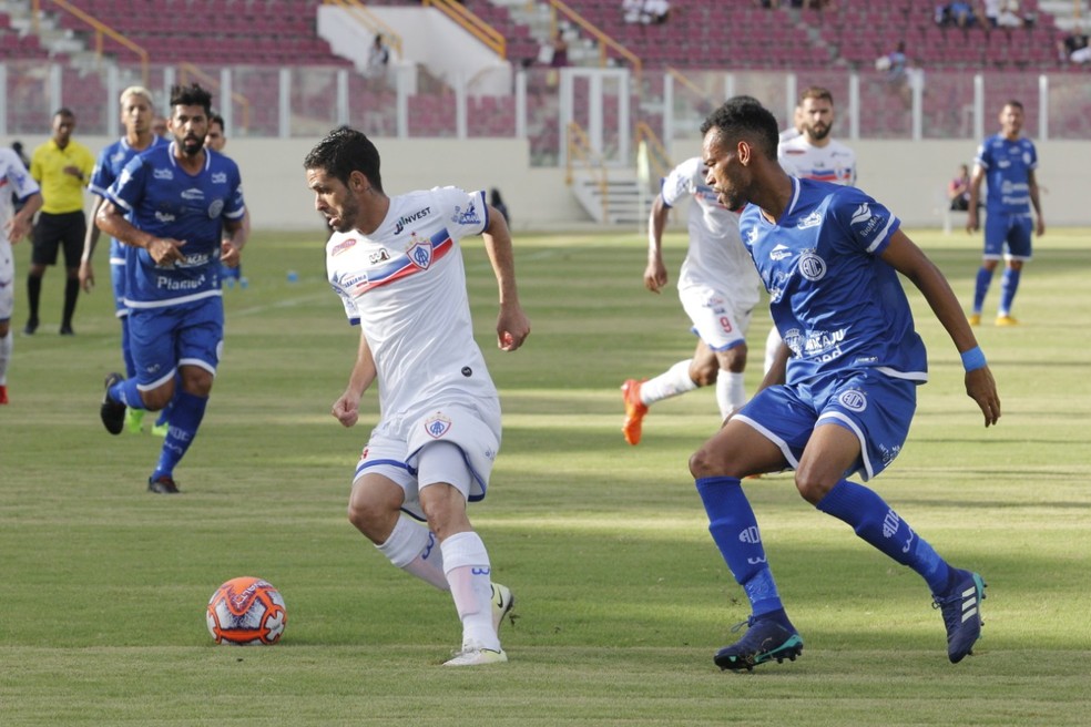 Igor Alves, meia do Itabaiana sendo marcado por Anderson, zagueiro do Confiança — Foto: Osmar Rios/GloboEsporte.com