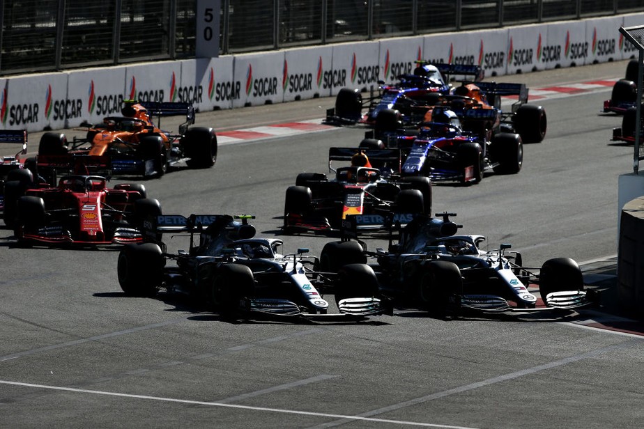 Ofuscado por companheiro no AzerbaijÃ£o, Hamilton reflete: 