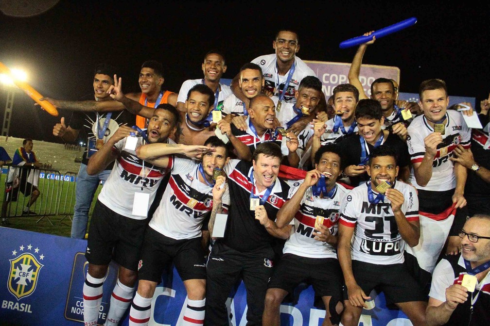 Santa Cruz campeão Copa do Nordeste em 2016: clubes tradicionais têm preferido disputar o Nordestão — Foto: Marlon Costa / Agência Estado