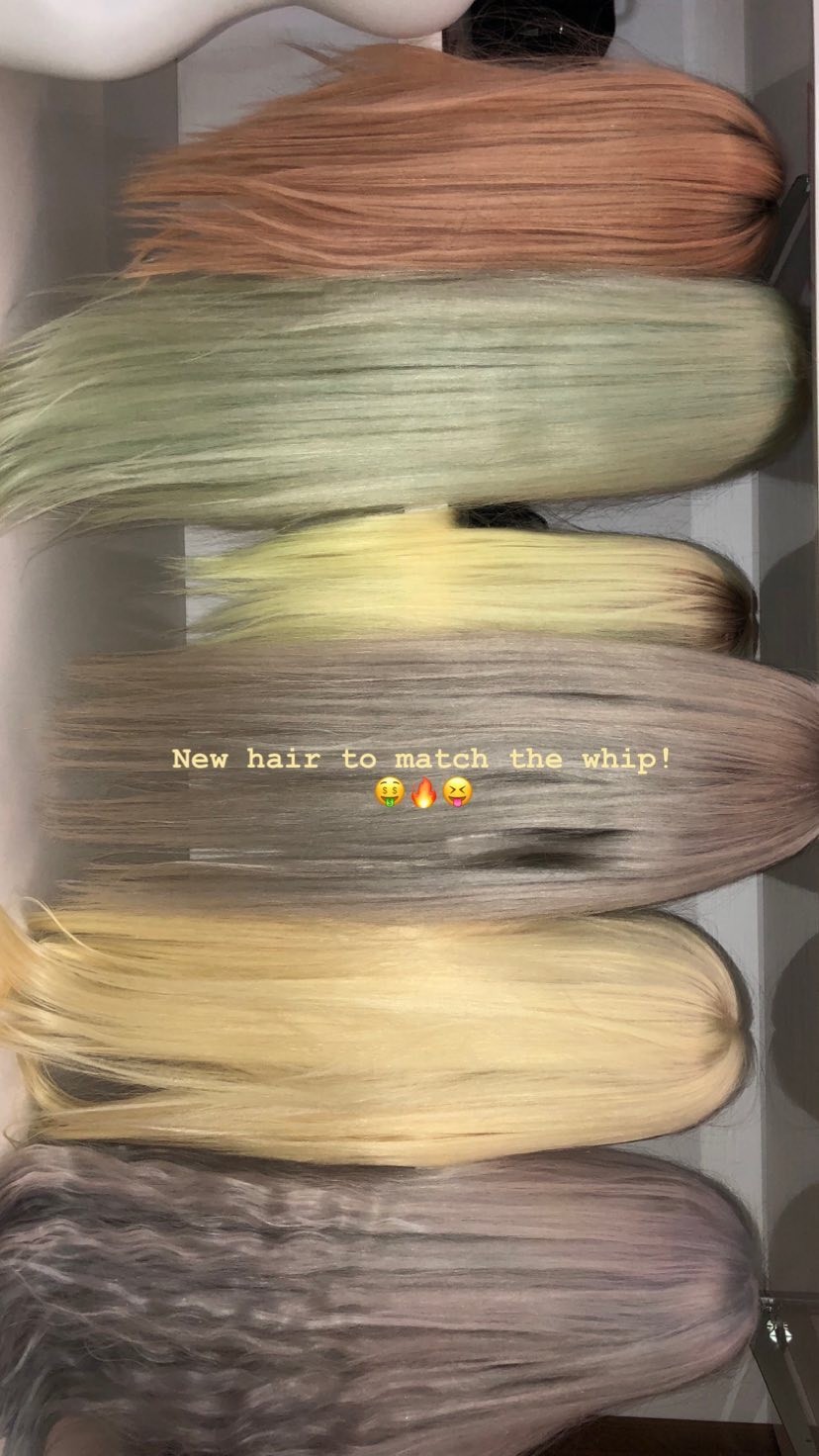Kim Kardashian mostra coleção de perucas neon (Foto: reprodução/Instagram)