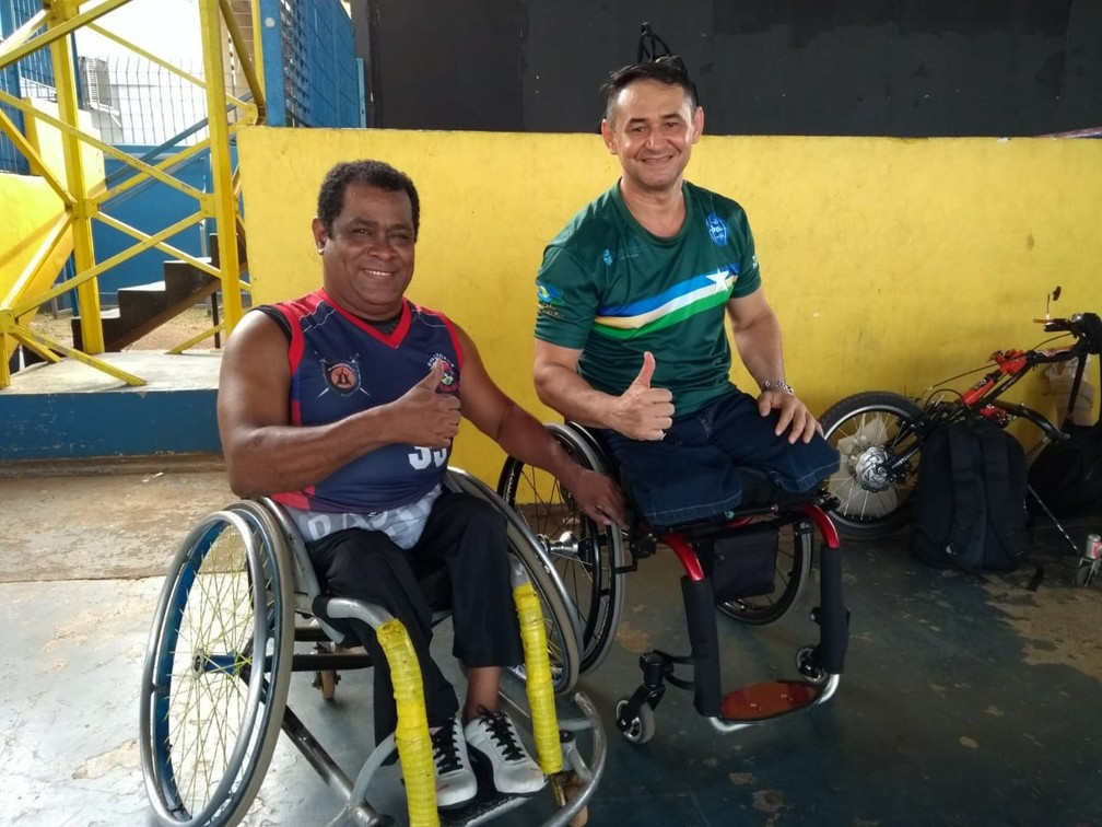 Daniel Dias ao lado do amigo Wilson — Foto: Jheniffer Núbia 