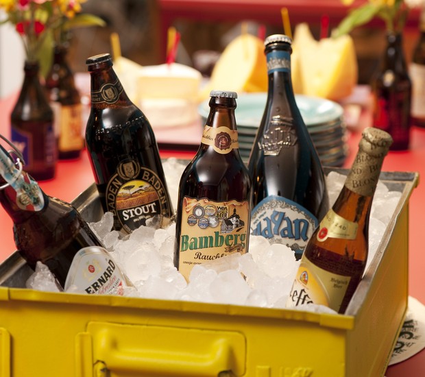 Garrafas de cervejas importadas dentro de uma gaveta amarela de metal com gelo (Foto: Iara Venanzi / Editora Globo)