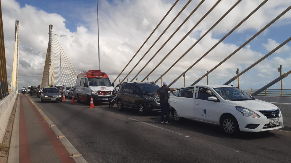 Acidente envolve seis carros e uma moto na Ponte Newton Navarro, em Natal — Foto: Sérgio Henrique Santos/Inter TV Cabugi
