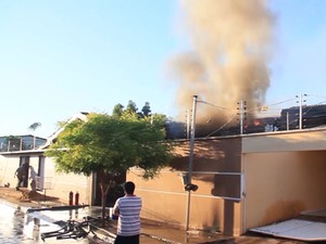 Fumaça em residência após queda de avião (Foto: Reprodução / TV Mirante)