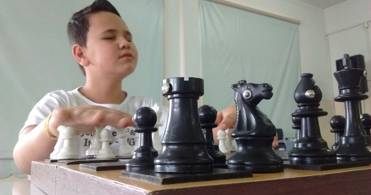 Biblioteca promove campeonato de xadrez para pessoas com deficiência visual