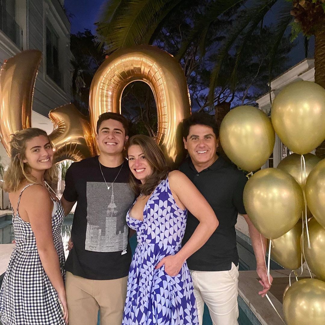 Elaine Mickely celebra aniversário com festa com marido, César Filho, e filhos (Foto: Reprodução)