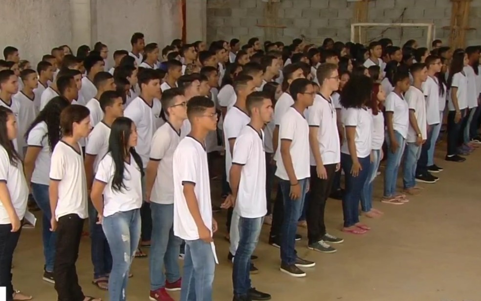 Estudantes cantam o Hino de Goiás no Colégio Estadual Dom Fernando, em Goiânia — Foto: Reprodução/TV Anhanguera