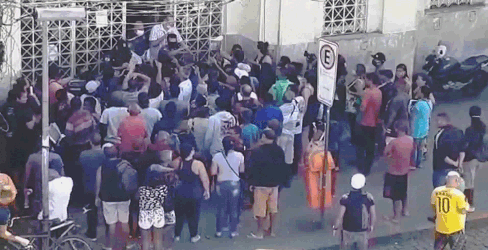Pessoas se aglomeram em unidade da Receita Federal em Campo Grande, na Zona Oeste do Rio, na segunda-feira (13) — Foto: reprodução/TV Globo
