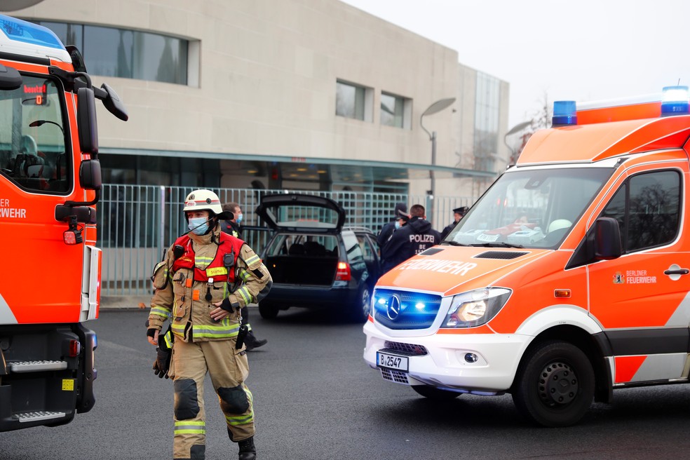 Carro bate no portão do escritório da chanceler Angela Merkel em Berlim, na Alemanha, em 25 de novembro de 2020 — Foto: Fabrizio Bensch/Reuters
