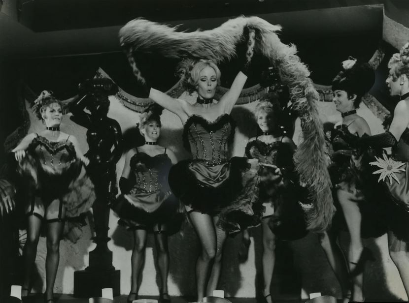 Lynn Kellogg interpreta uma dançarina (centro) no filme Charro!, estrelado por Elvis Presley (Foto: Reprodução)