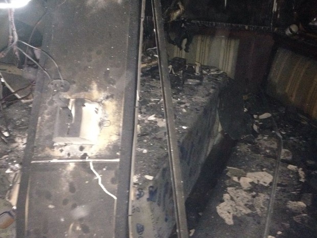Interior de apartamento destruído por incêndio; uma janela se quebrou e a fiação elétrica foi atingida (Foto: Corpo de Bombeiros/Divulgação)
