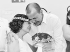 Mulher com câncer se casa em hospital e morre antes de ver as fotos