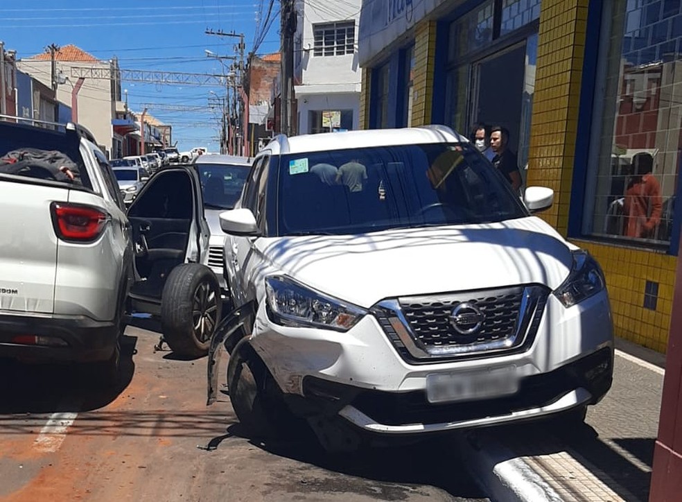 Criminosos em fuga com caminhonete carregada de maconha batem em carros no centro de Pompeia — Foto: Arquivo pessoal