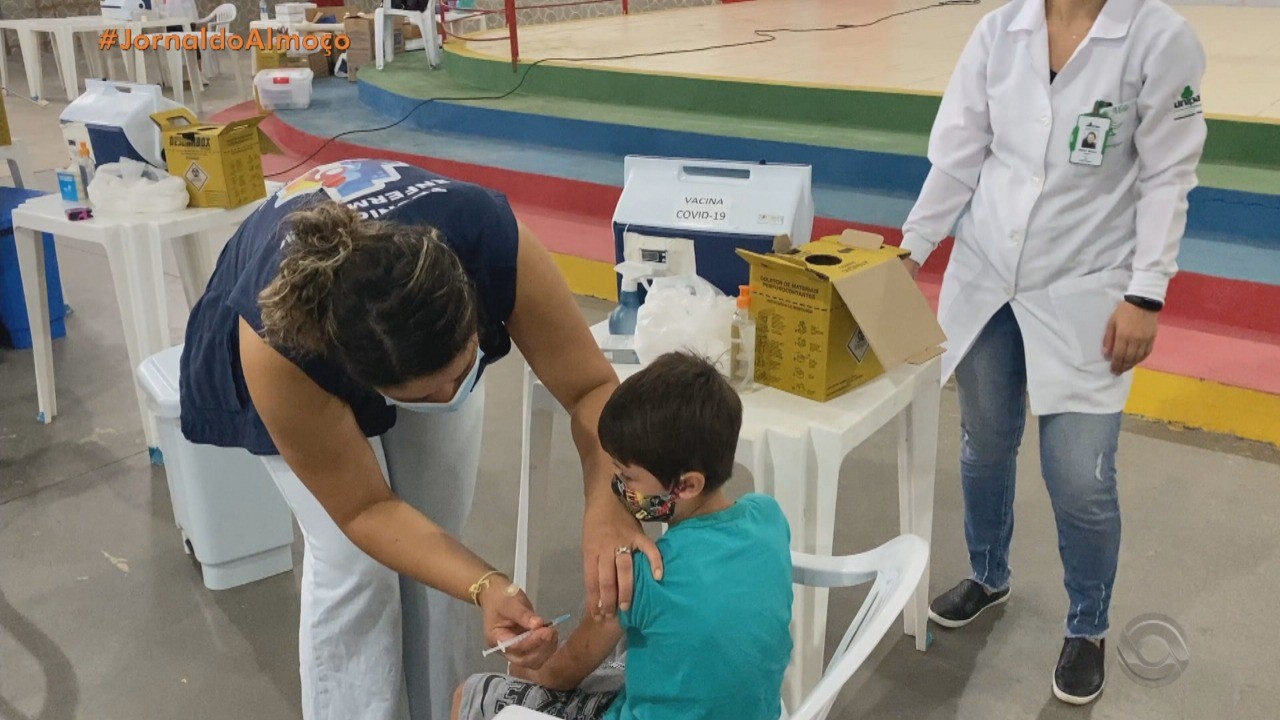 Crianças começam a ser vacinadas contra a Covid-19 no RS: 'fechei o olho e foi tranquilo', diz primeiro imunizado em Porto Alegre 