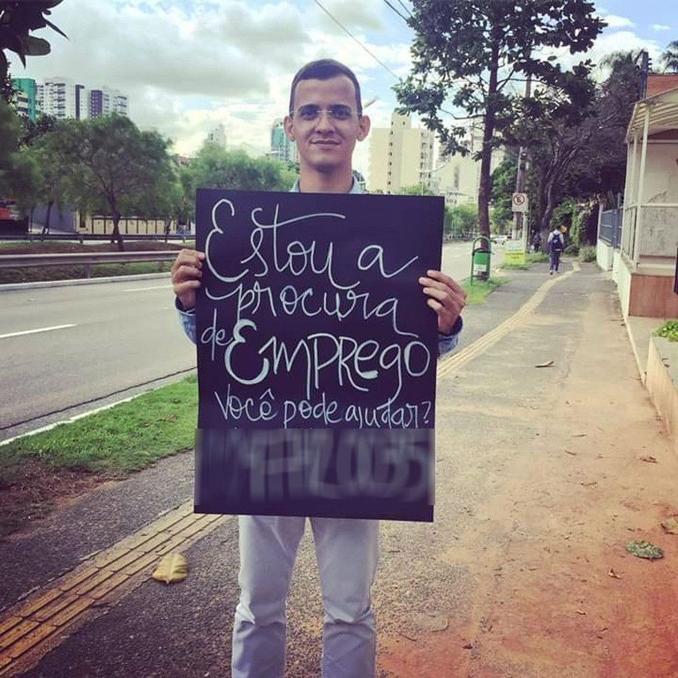 Jovem consegue trabalho após pedir emprego em semáforo com 'cartaz personalizado' em Jundiaí — Foto: Roberto Fernandes Azevedo/Arquivo Pessoal