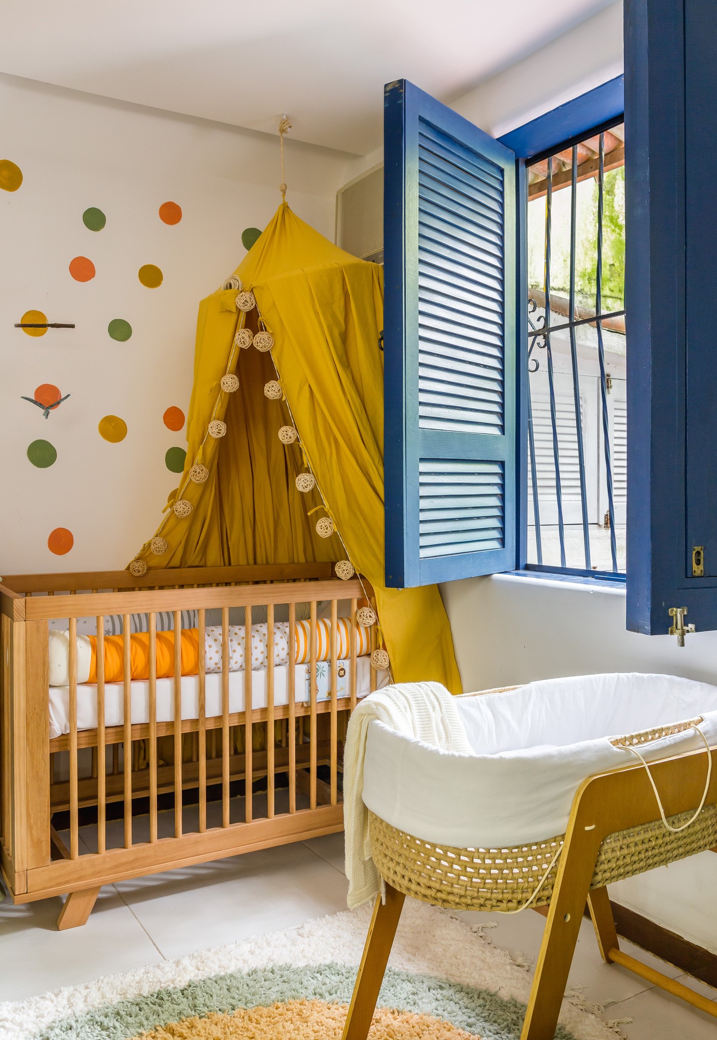 Décor do dia: parede de bolinhas e cabana são destaques neste quarto de bebê (Foto: Luiza Schreier)