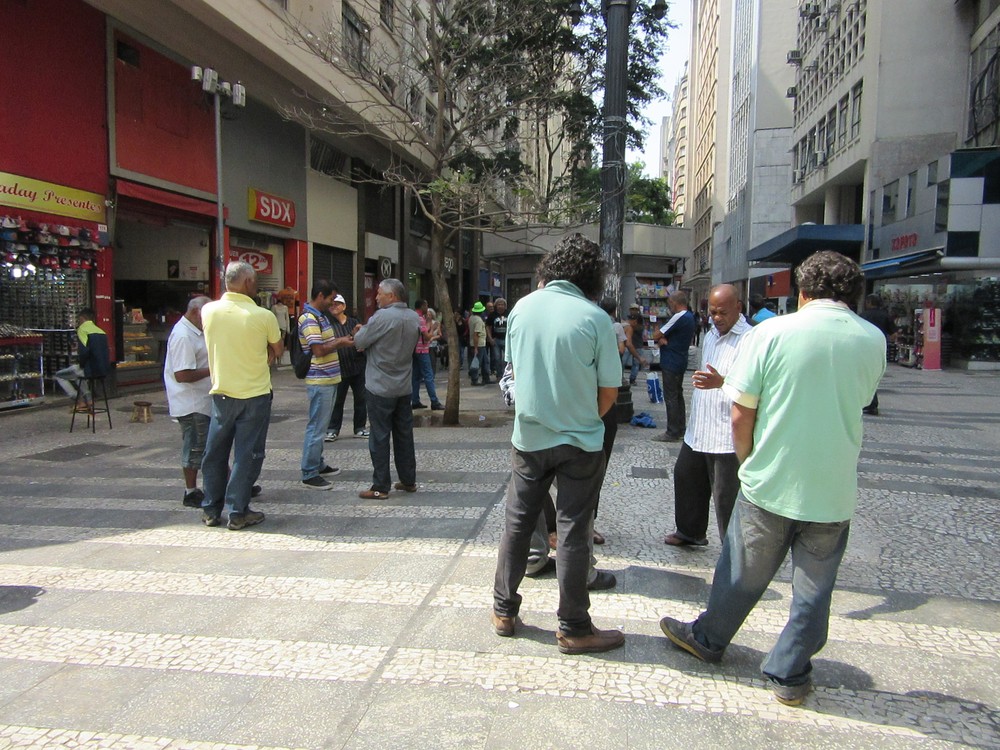 Desempregados da construção civil se reúnem diariamente no Centro de São Paulo, na esquina das ruas Barão de Itapetininga e Dom José de Barros, à procura de uma oferta de emprego (Foto: Darlan Alvarenga/G1)