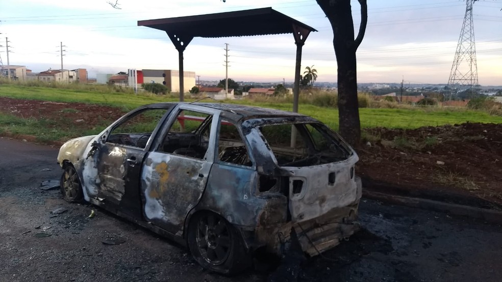 Fogo destruiu o carro que foi furtado em Londrina na madrugada desta quinta-feira (25) — Foto: Alberto D'angele/RPC