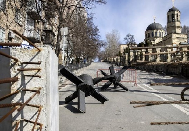 Barricadas montadas em estradas de Kiev com blocos de concreto e armadilhas (Foto: Getty Images via BBC News)