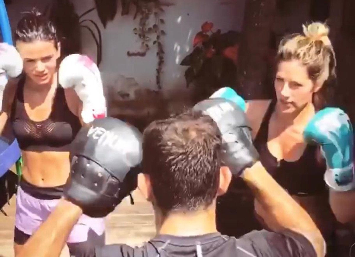 Bruna Marquezine e Giovanna Ewbank lutam com Chico Salgado (Foto: Reprodução/Instagram)