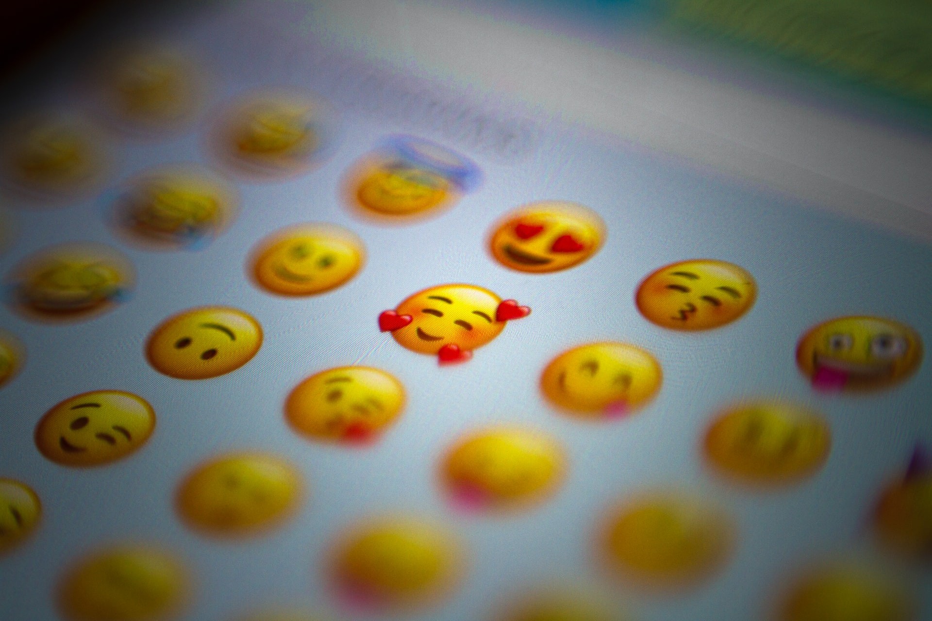 Estudo analisa características do uso de emojis pelo mundo (Foto: Domingo Alvarez E/Unsplash)