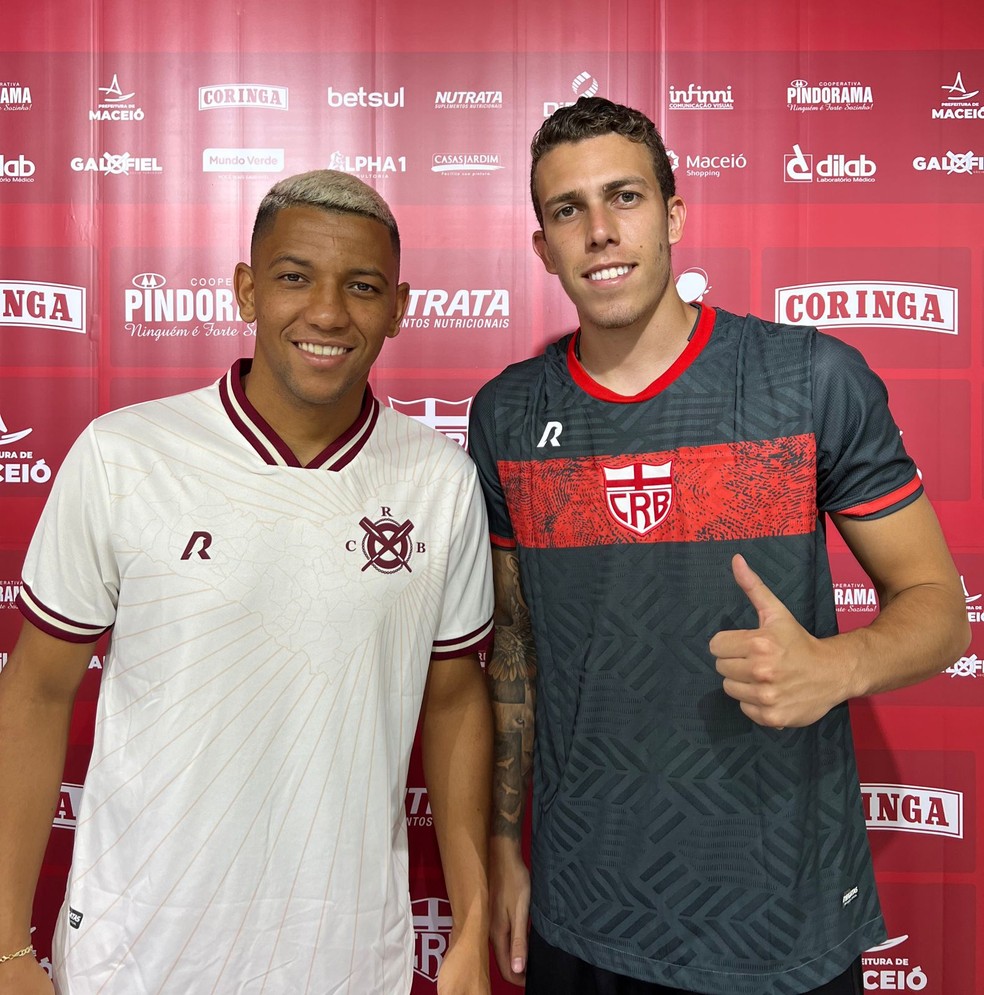 Yago e Vitor Caetano vestem a camisa do CRB — Foto: Francisco Cedrim/ASCOM CRB